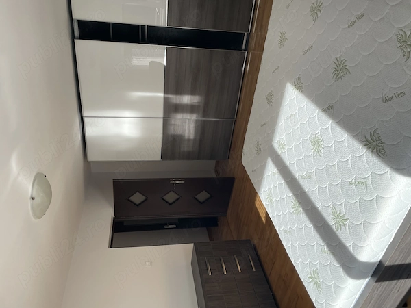 Inchiriez apartament 3 camere strand cu birou la parter — fotografia 1