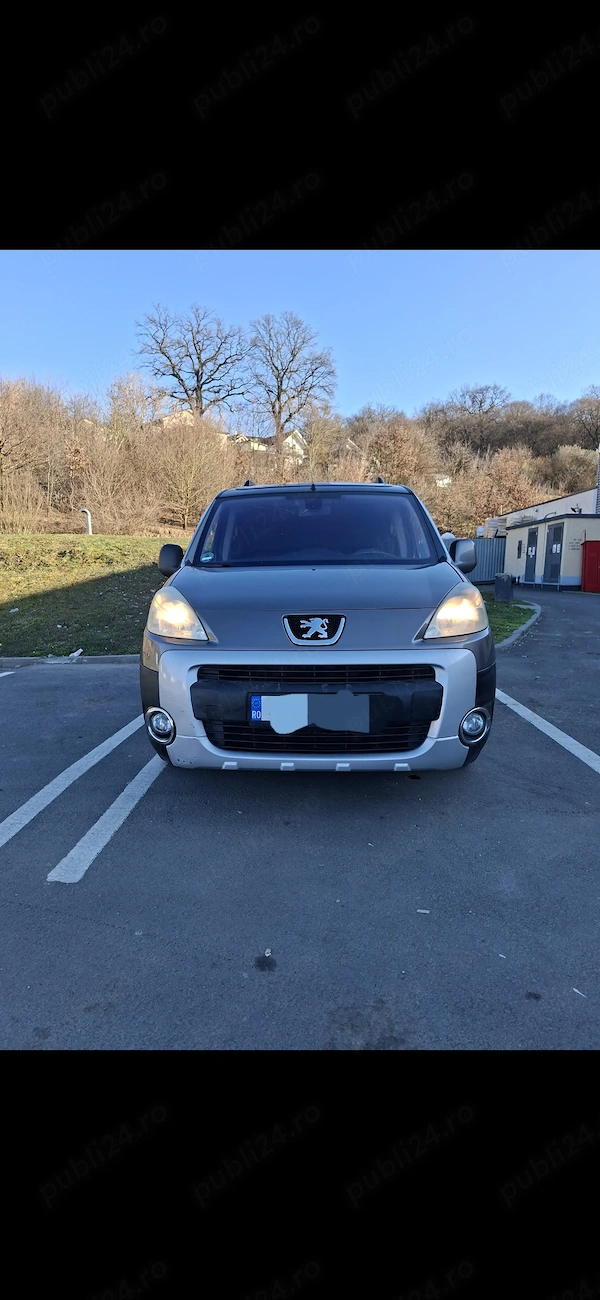 Vând Peugeot Partner Tepee, an 2011, mașină foarte practică, economică și întreținută, ideală pentru