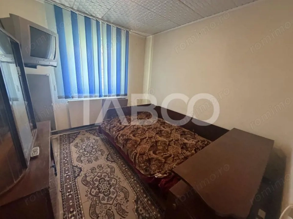 Apartament semidecomandat 37mpu 2 camere boxa la subsol balcon Parcare — fotografia 3