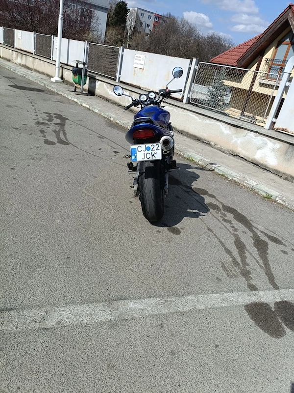 Vând motocicleta Honda Hornet