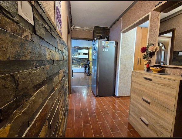 Vand sau schimb apartament 3 camere parter — fotografia 1