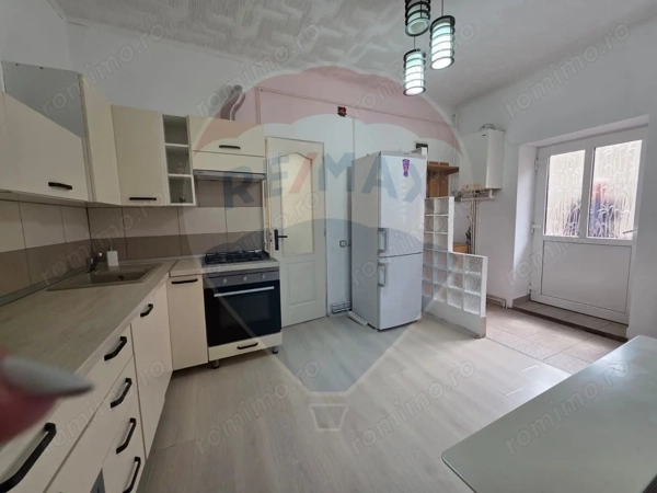 Apartament cu 3 camere de vânzare în zona Central — fotografia 3