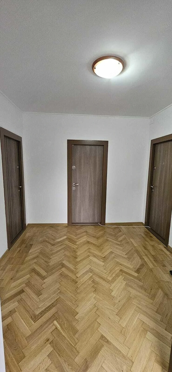 Sinaia, zonă ultracentrală - închiriere garsonieră, renovată și mobilată — fotografia 2