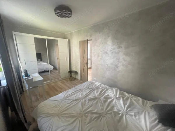 Apartament cu 2 camere, etajul 1, zona Craiovita Noua — fotografia 3