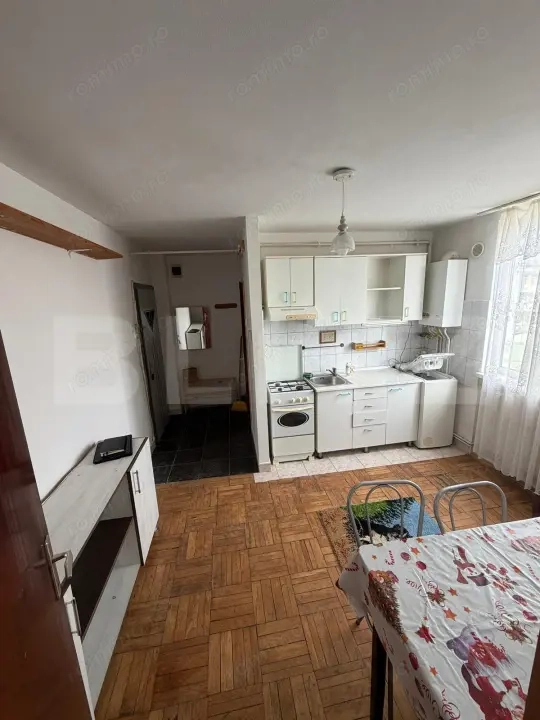 Garsonieră modernă, complet mobilată și utilată, etaj 2/4 – locație excelentă — fotografia 3
