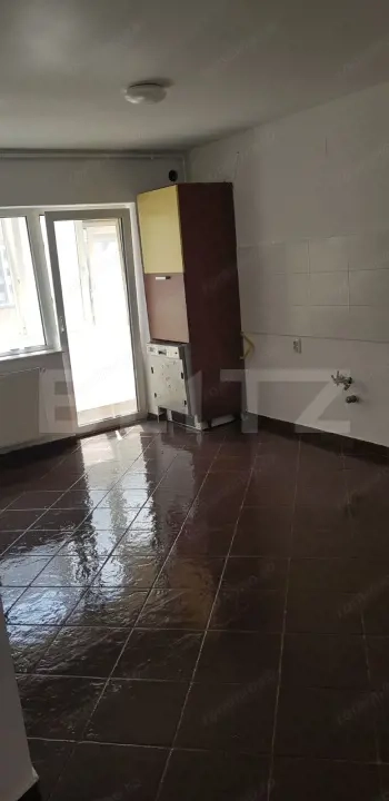 Apartament cu 3 camere, 59 mp, etajul 1, parcare cu CF, zona centrala — fotografia 1