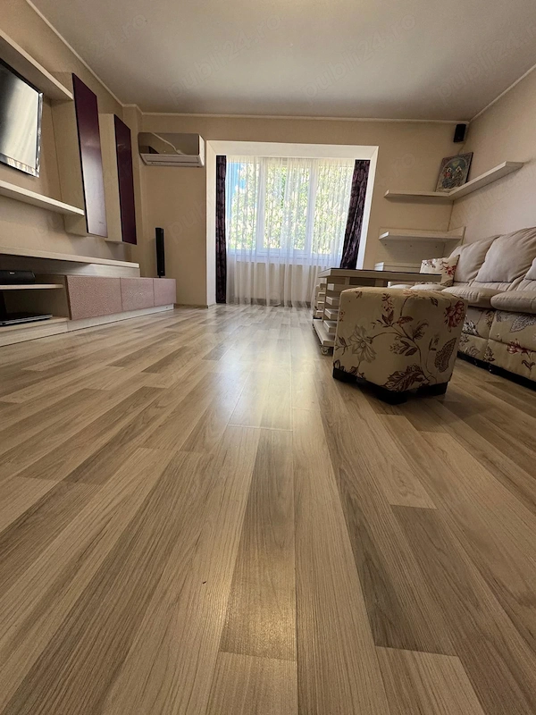 Vând Apartament cu 3 camere, decomandat, etaj intermediar, 68 mp + acces la 100 mp spațiu depozitare — fotografia 2