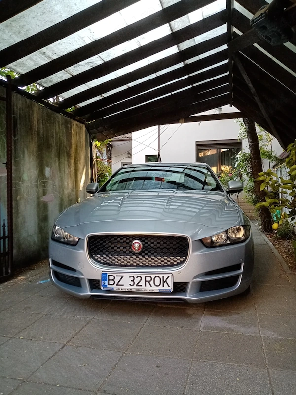 Jaguar XE achizitionata de noua din reprezentanta Jaguar prima inmatriculare 2019 variante-schimb