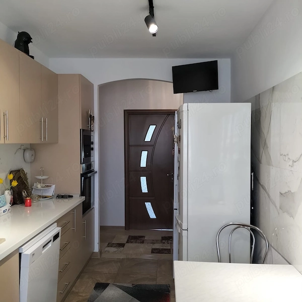 Apartament cu 4 camere decomandat — fotografia 3