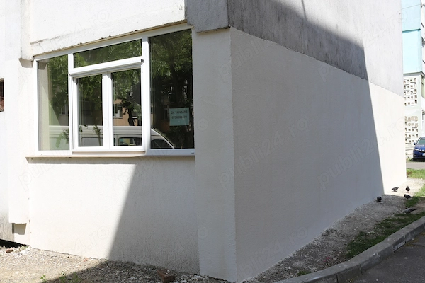 PF vând apartament cu 3 camere decomandat Str. Gloriei, Roman la 10 min de Piața Smirodava — fotografia 3