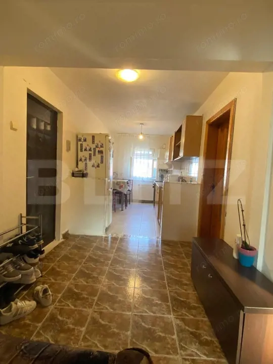 Apartament cu 3 camere, zonă centrală, orientare dublă — fotografia 1