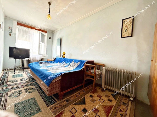 Apartament cu 3 camere zona centrală , stradal, intr-un bloc curat — fotografia 1