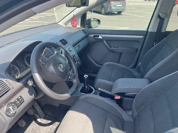 VOLKSWAGEN Touran 2011 — imagine 3