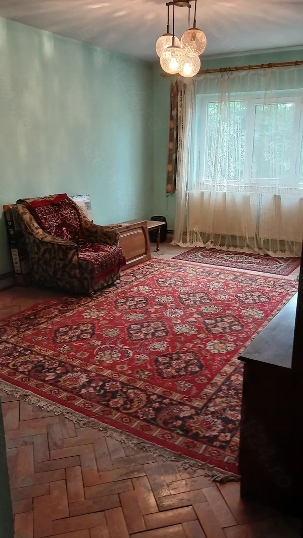 Pe Bd.Republicii, zona Liana, apartament cu 2 camere decomandat,etaj2 — fotografia 3