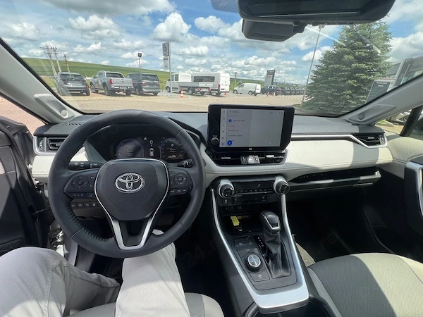 TOYOTA RAV4 2025 — imagine 3