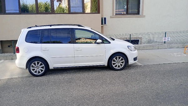 VOLKSWAGEN Touran 2013