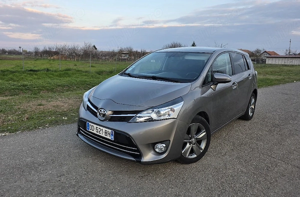 TOYOTA Verso