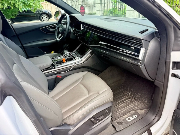AUDI Q8 2020