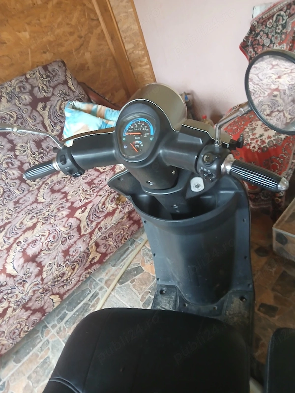 vând triciclu electric moped ân stare foarte bună de funcționare