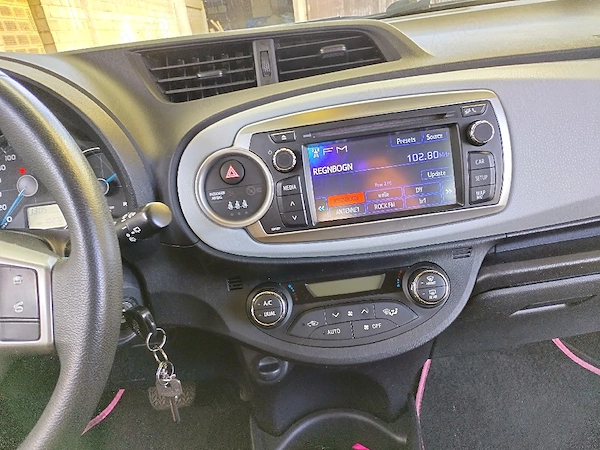 TOYOTA Yaris 2012 — imagine 2