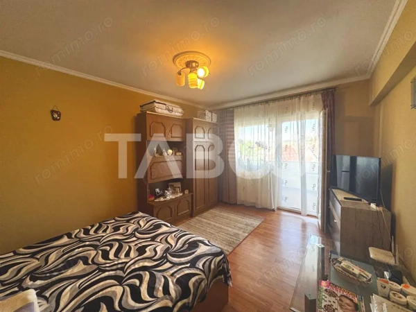 COMISION 0 - Apartament cu 4 camere 2 bai pivnta si balcon Cisnadie — fotografia 3