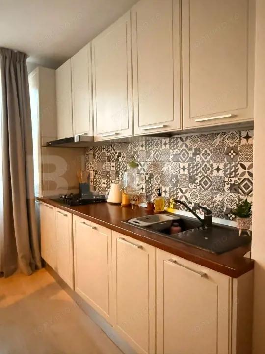 Apartament cu 3 camere de vânzare, Garaj subteran, zona Centrala — fotografia 3