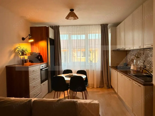 Apartament cu 3 camere de vânzare, Garaj subteran, zona Centrala — fotografia 1