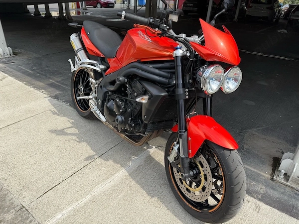 Motocicleta Triumph Speed Triple 1050