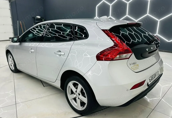 VOLVO V40 2018 — imagine 3