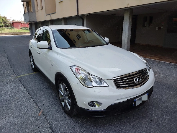 INFINITI Unknown Model 2011 — imagine 3