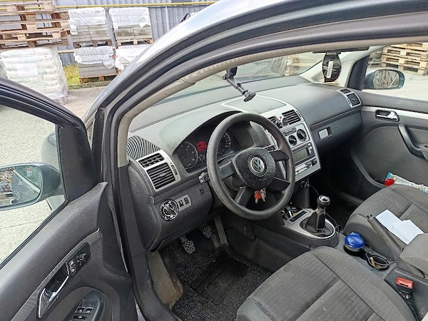 VOLKSWAGEN Touran