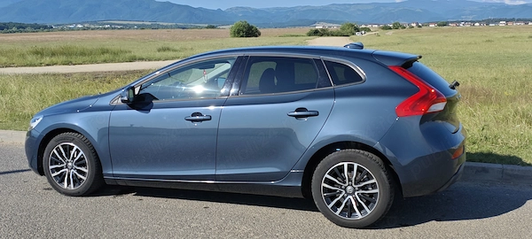 Volvo V40 Momentum model 2018