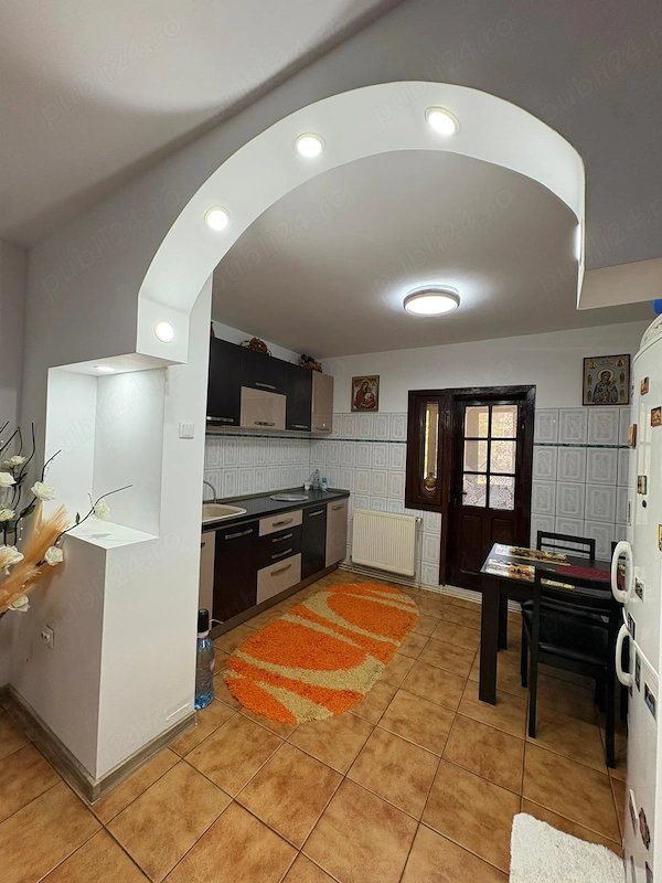 Vând apartament cu trei camere decomandat — fotografia 1