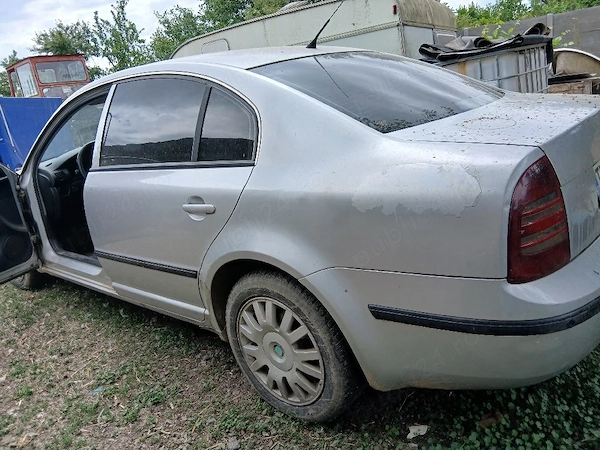 vând mașina