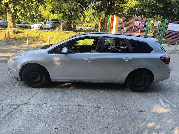 Vând Opel Astra J Sports Tourer, 1.4 benzină, 101 CP, cu instalație GPL omologată