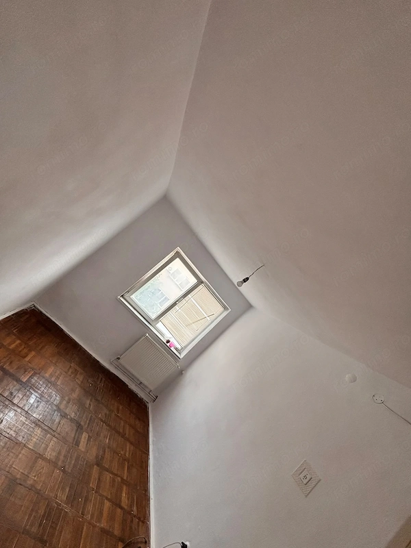 Vând apartament 3 camere — fotografia 1