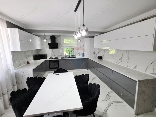 Apartament cu 5 camere de vânzare în zona Precista — fotografia 1