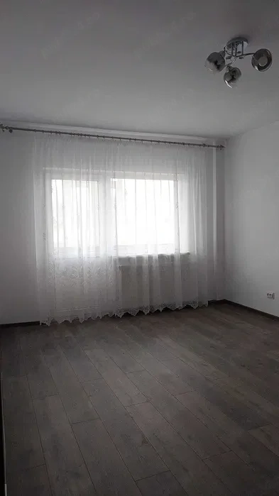 Proprietar inchiriez apartament 2 camere zona centrala Petrodava — fotografia 3