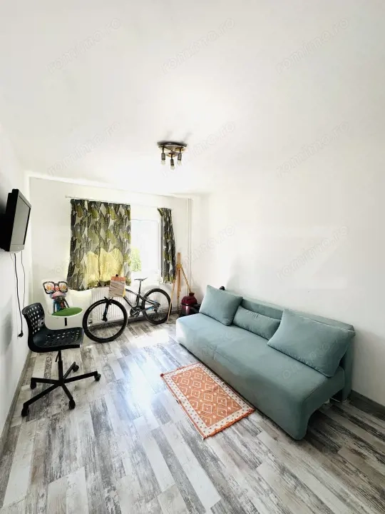 Apartament 2 camere, decomandat, etaj intermediar de vanzare — fotografia 1