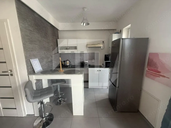 Apartament tip penthouse, 2 camere, terasa, parcare, zona strazii Paris — fotografia 1