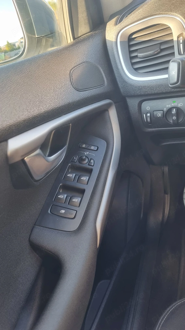 VOLVO V40 2017 — imagine 8