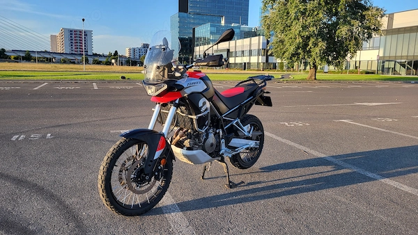 Adventure touring Aprilia Tuareg 660, accesorizata