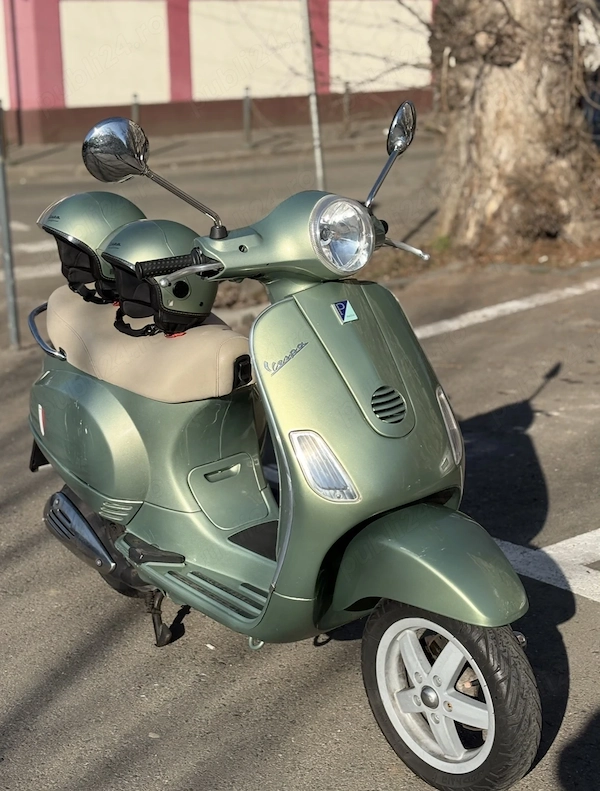 Vespa 125 2008 plus 2 căști originale Vespa