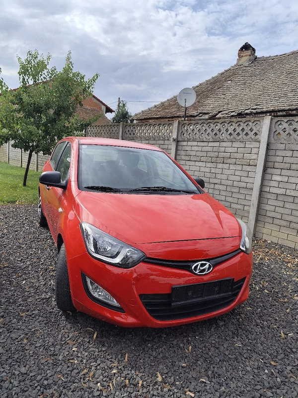 Hyundai i20 ! An 2012. Are 100.000km Carre de service Motor 1 2cm Clima funcțională Cent
