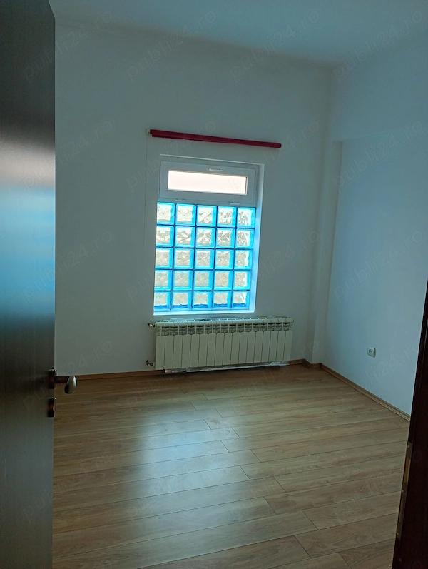 Apartament de 3 camere de vanzare — fotografia 3