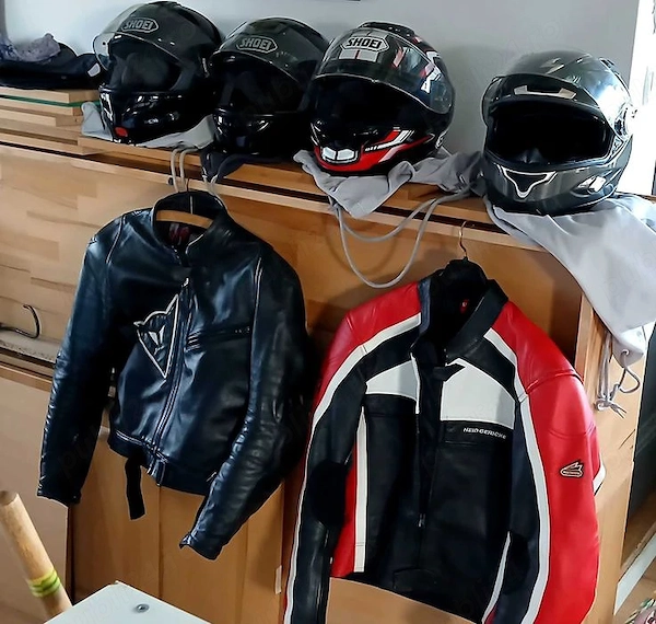 Patru casca si geaca moto