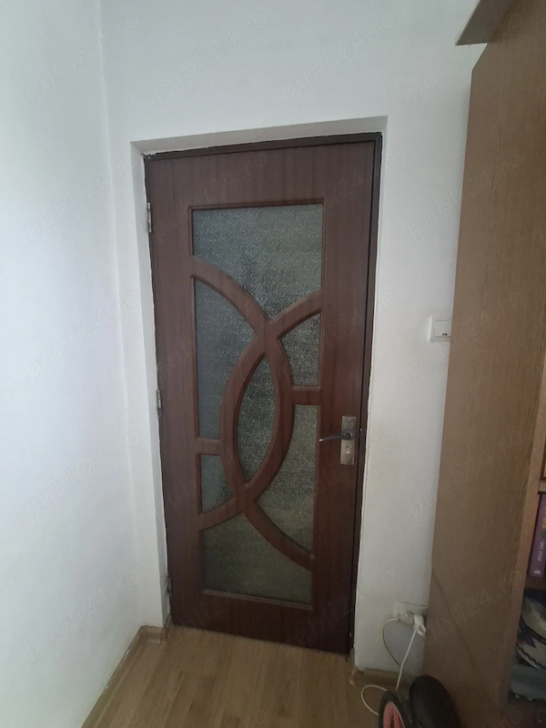 Vând apartament 3 camere et 1, zonă bună, îmbunătățiri — fotografia 3