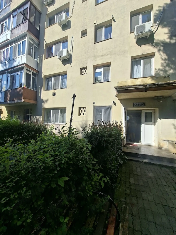 Vând apartament 3 camere et 1, zonă bună, îmbunătățiri — fotografia 1