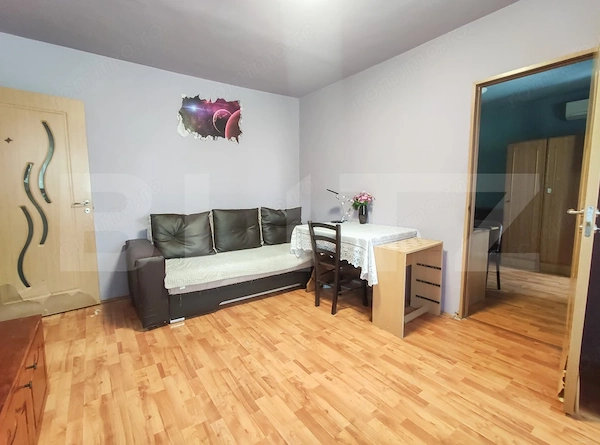 Apartament cu 3 camere, 49 mp, etaj 1, mobilat, zona Micro 15 — fotografia 3