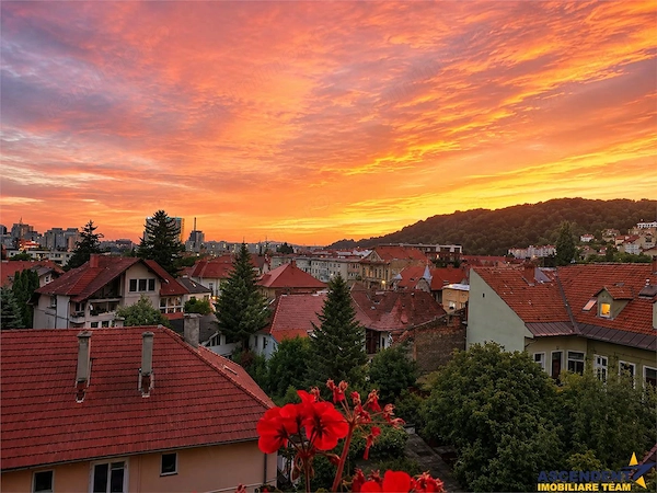 Proprietate cu caracter, regim vila, echipate, panorama montana, istorie, Central, Brasov — fotografia 1